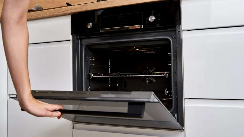 Trucul din cămară care face minuni. Cum să cureți ușa cuptorului fără produse din comerț!