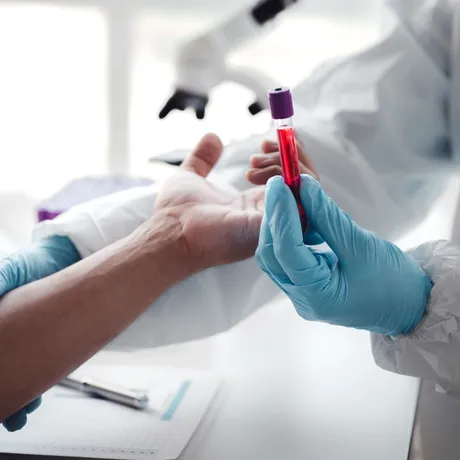 Un test de sânge ar putea prezice demența la femei cu 25 de ani înainte de primele simptome, arată un nou studiu