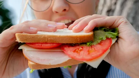 Știai că mezelurile pot agrava acneea? Află de ce și ce poți face