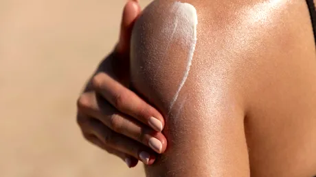 Adevărul din spatele bronzului “de bază”. De ce multe femei merg la solar înainte să facă plajă