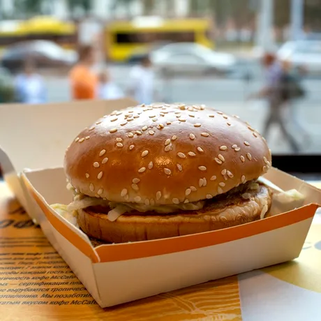 Singurul burger pe care îl poți comanda de la McDonald’s, dacă vrei să slăbești