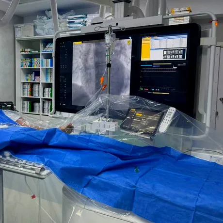 TAVI – înlocuirea valvei aortice minim invaziv. Dr. Gabriel Crâșmariu: „Prin TAVI, sângele ajunge din nou eficient la toate organele, iar pacientul se simte mai bine instant”