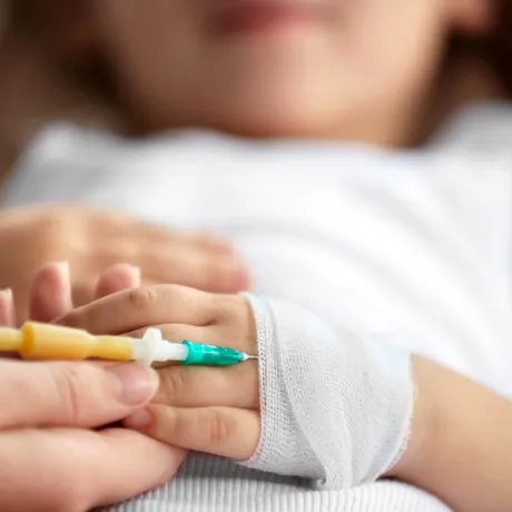 O fetiță de 3 ani a murit, după ce ar fi înghițit medicamentele surorii sale care urma un tratament pentru autism