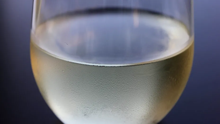 Ce se întâmplă în corpul tău când bei vin alb