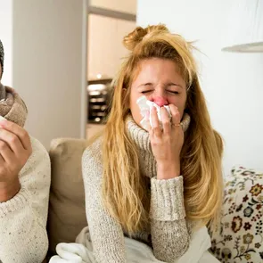 Cum să nu devii contagios dacă tușești. Reguli de bun simț pe care să le urmezi pentru a nu-i îmbolnăvi pe cei din jur