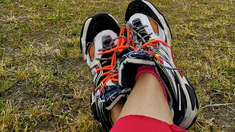 Îți transpiră des picioarele? Poate faci una dintre aceste greșeli frecvente!