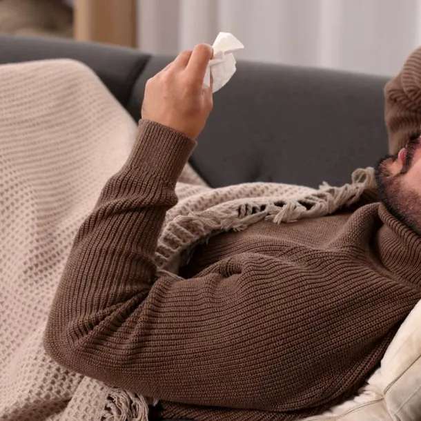 Simptomul cu care debutează gripa. La ce să fii atent să nu o confunzi cu răceala