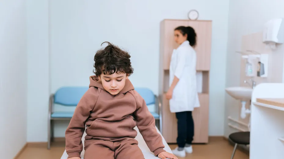 Sindromul Angelman, boala rară care afectează 1 din 15.000 de copii. Ce este, cum se manifestă, metode de tratament