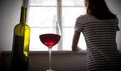 Un pahar de vin pe zi, sănătate curată? „Alcoolul creează dependență. Punct. Am întâlnit cazuri în care femei consumau o sticlă de alcool pe zi. E ireal”
