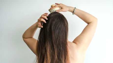 Cum să aplici corect șamponul uscat. Este aliatul perfect pentru părul gras sau lipsit de volum