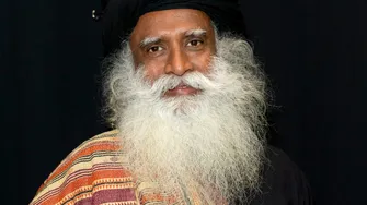 Sadhguru recomandă “jumătate de linguriță de ulei” noaptea pentru curățarea colonului — ce spun susținătorii și scepticii