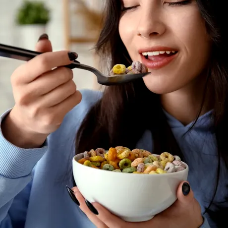 Vârfurile glicemice duc la rezistență la insulină: de ce cerealele dulci cu lapte și suc de portocale nu sunt alegerea ideală la micul dejun / VIDEO