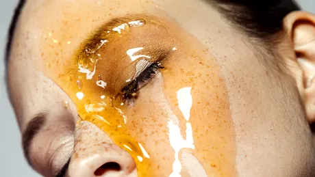 Mierea de albine: 6 beneficii pentru piele