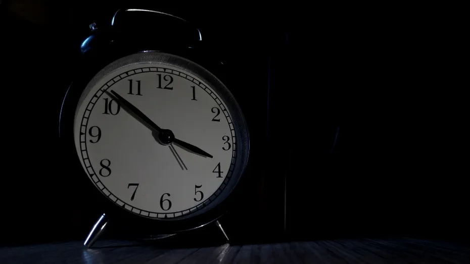 De ce ne trezim mereu între 3 și 4 dimineața. Ce este „ora lupului” și ce se întâmplă în corpul nostru