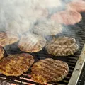 Mai gustoase decât burgerii! Cum faci acasă celebrele chiftele sârbești Pljeskavica