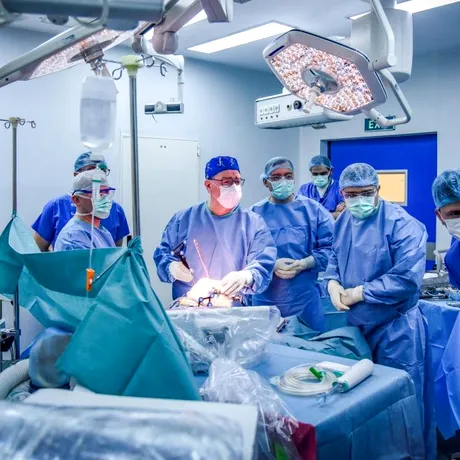 Avantajele protezării genunchiului prin chirurgie robotică ortopedică