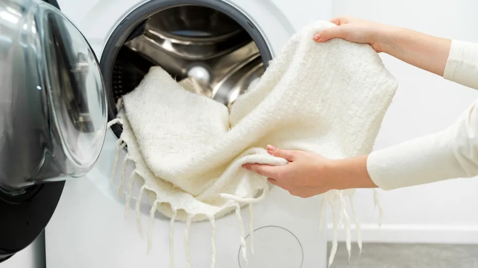 Cum să speli corect hainele din lână. Puloverele nu se vor mai micșora și nu se vor mai scămoșa