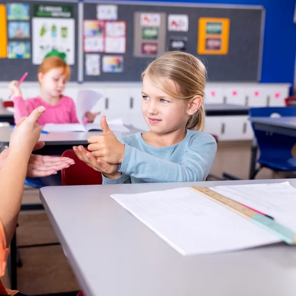 Educația copiilor cu deficiență de auz în România: ce trebuie să știe părinții