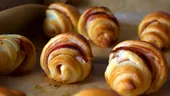 Mini croissante cu cașcaval și mușchi file sau Salam Săsesc