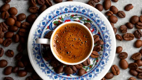 Cafeaua decofeinizată și procesul prin care este obținută
