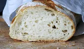 Secretul brutarilor pentru pâinea mereu proaspătă. De ce nu ar trebui pusă niciodată în frigider