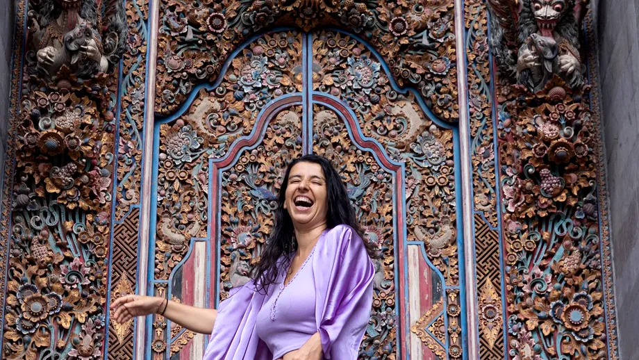 Desirée Halaseh: Nu porți hainele cele mai frumoase zi de zi? Iată ce credință limitativă poate ascunde acest fapt