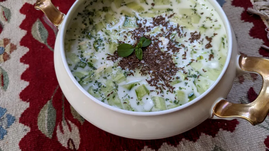 Nu știi ce să mai mănânci să nu te îngrași? Fă supa rece de castraveți a nemților! Perfectă pentru vară!