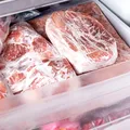 Ingredientul pe care să-l pui în apă atunci când decongelezi carnea. Se dezgheață mai repede!