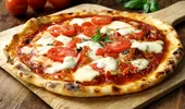 Cum să reîncălzești o felie de pizza fără să folosești cuptorul cu microunde? Îi vei reda textura crocantă și aroma inițială