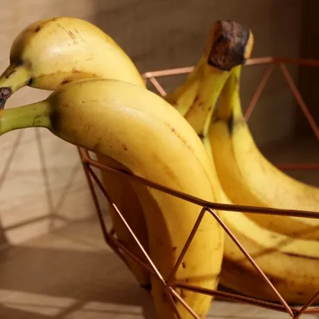 De ce să nu mai ții bananele în bolul de fructe. Trucul care le face să reziste mai mult timp fără să se strice