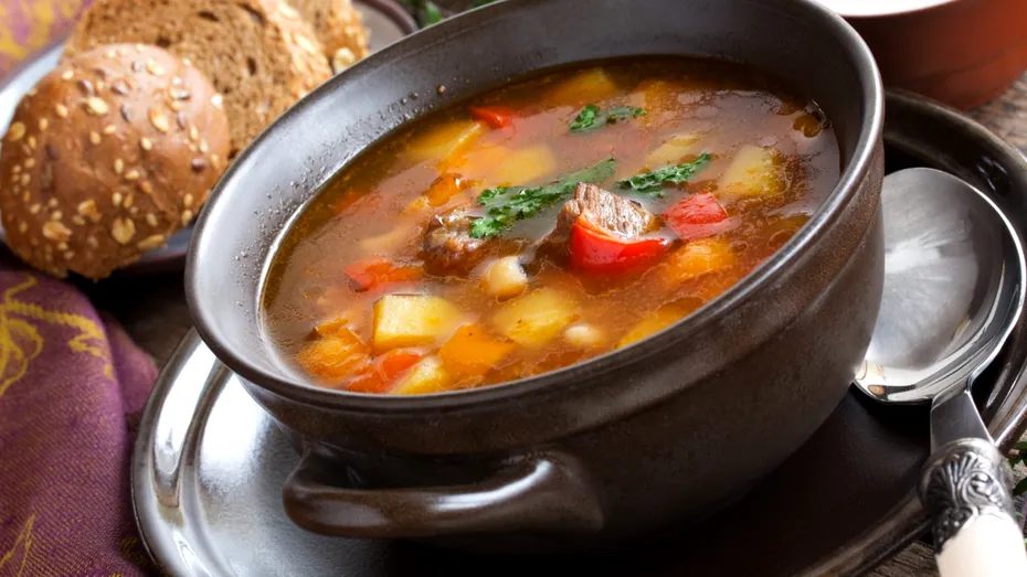 Cum se făcea ciorba de oase de porc acum 100 de ani. Rețeta ca la bunica acasă