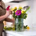 Cum faci florile tăiate să rezinte mai mult în vază. Metodele simple care le păstrează proaspete zile întregi