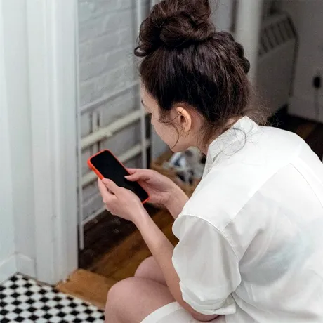 Folosești telefonul mobil la toaletă? Medicii avertizează: Poate provoca afecțiuni gastrointestinale