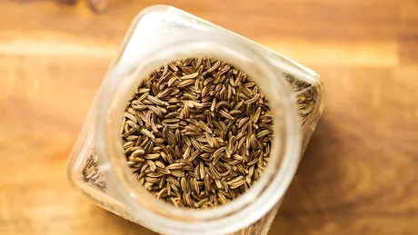 Ce să pui în mâncare ca să nu te mai balonezi. Condimentul care te scapă de gaze, colesterol și kilograme în plus