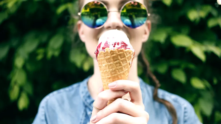 Atenție la înghețată, fructe și băuturi! Cum ne îngrășăm vara, fără să ne dăm seama