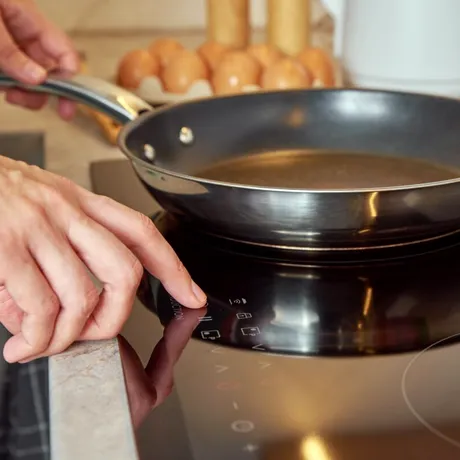 Adevărul despre tigăi! Ce pui în tigaie, pui și în corpul tău