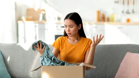 Trebuie să speli hainele noi înainte să le porți? Ce spun specialiștii