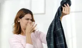 De ce hainele proaspăt spălate pot mirosi urât după ce stau în dulap