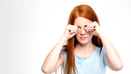 Motivele surprinzătoare pentru care frecatul ochilor ar trebui să fie un obicei strict interzis