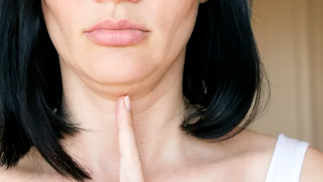 Exercițiul care te scapă de gușă în doar cinci secunde. Ai nevoie de o minge de tenis