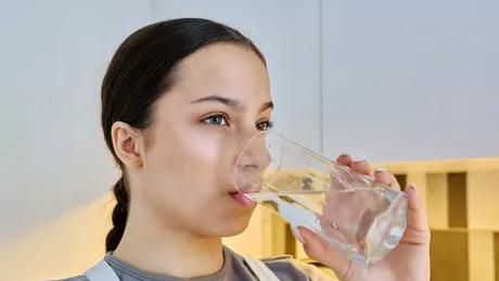 Postul cu apă face minuni pentru sănătate, dar un pas greșit te poate pune în pericol! Află cum să îl ții corect