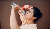Cum să previi deshidratarea în timpul caniculei, conform medicilor