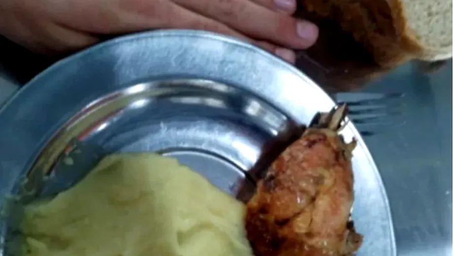 Mâncare cu 'surprize' la cantina unui liceu din Bârlad. Ce au descoperit elevii în farfurii