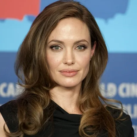 Angelina Jolie și-a arătat cicatricile rămase după mastectomie. În urmă cu 10 ani și-a scos și ovarele și trompele uterine