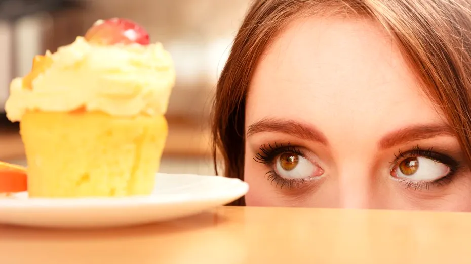 Îți e poftă de chips-uri înainte de culcare? Ce carențe semnalează poftele alimentare