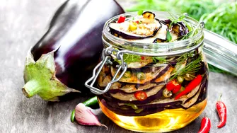 Vinete cu adjică, la borcan. Rețeta picantă care e un adevărat deliciu