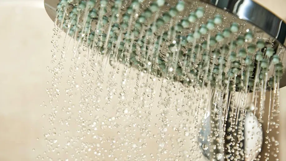 Motivul pentru care femeile preferă dușurile fierbinți, iar bărbații nu