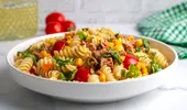 Salata de paste cu ton preferată de Cher. Un preparat care se face ușor și e absolut delicios