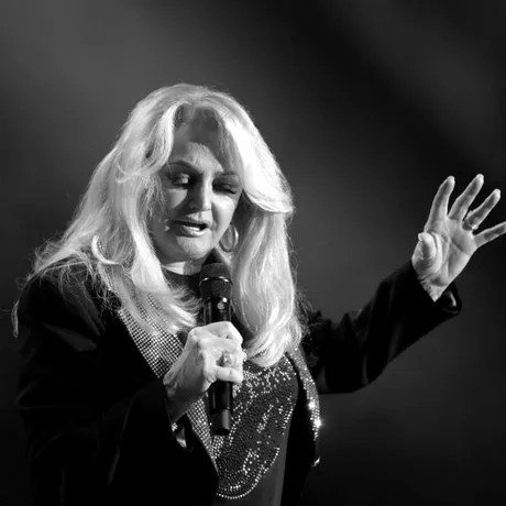 Bonnie Tyler a murit la 75 de ani. Vocea inconfundabilă din „Total Eclipse of the Heart” s-a stins după o lungă luptă cu boala