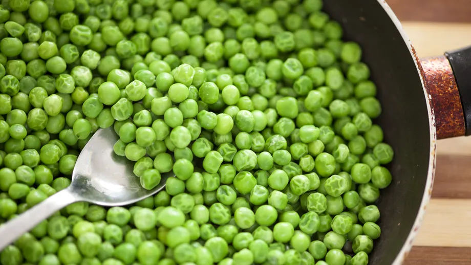 Ce să pui în tigaie când gătești mazăre congelată. Îi schimbă complet gustul!